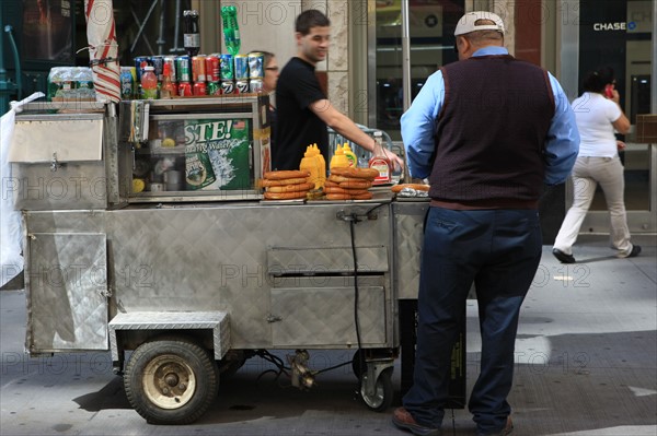 usa, etat de New York, New York City, Manhattan, financial district, vendeur ambulant, bretzels,