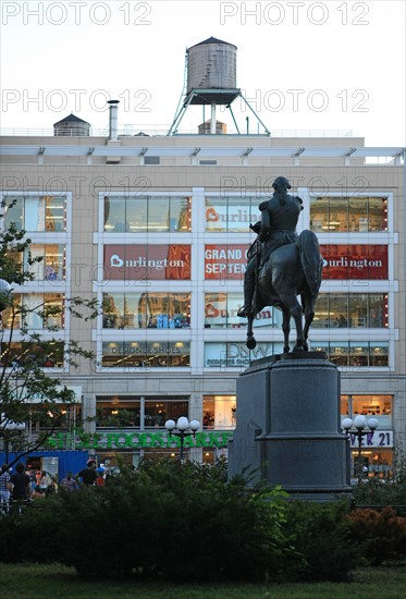 usa, etat de New York, New York City, Manhattan, Chelsea, buildings, rue, union square, statue equestre, magasin,