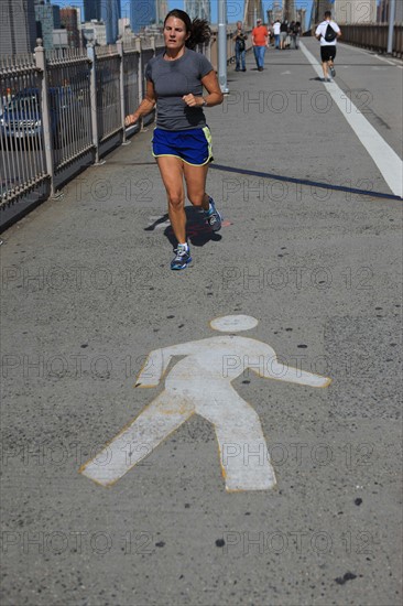 usa, etat de New York, New York City, Manhattan, brooklyn, pont de brooklyn bridge, pietons, vehicules, jogging, circulation, pointe de Manhattan,