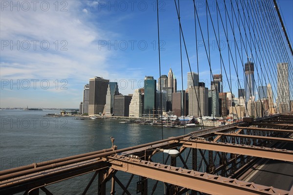 usa, etat de New York, New York City, Manhattan, brooklyn, pont de brooklyn bridge, pietons, vehicules, jogging, circulation, pointe de Manhattan, statue de la liberte,