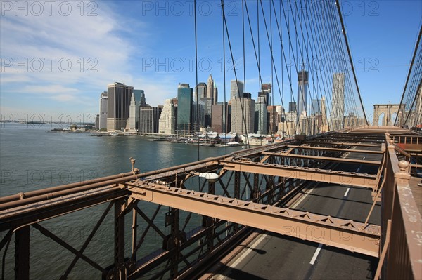 usa, etat de New York, New York City, Manhattan, brooklyn, pont de brooklyn bridge, pietons, vehicules, jogging, circulation, pointe de Manhattan, statue de la liberte,