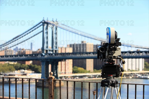 usa, etat de New York, New York City, Manhattan, brooklyn, pont de brooklyn bridge, pietons, vehicules, jogging, circulation, pointe de Manhattan, camera, 35 mm, cinema, tournage film,