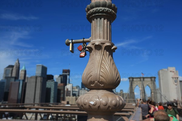 usa, etat de New York, New York City, Manhattan, brooklyn, pont de brooklyn bridge, pietons, vehicules, jogging, circulation, pointe de Manhattan, cadenas,