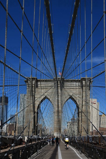 usa, etat de New York, New York City, Manhattan, brooklyn, pont de brooklyn bridge, pietons, vehicules, jogging, circulation, pointe de Manhattan,