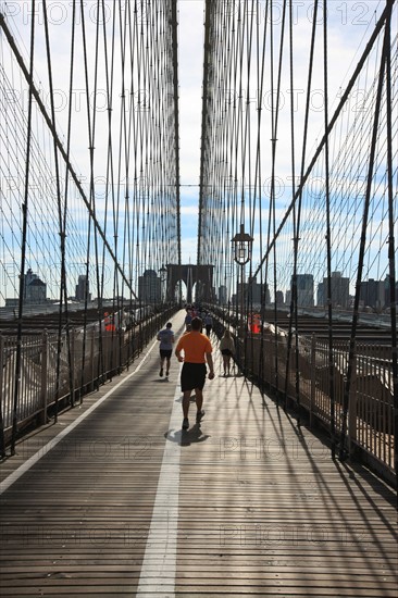 usa, etat de New York, New York City, Manhattan, brooklyn, pont de brooklyn bridge, pietons, vehicules, jogging, circulation, pointe de Manhattan,