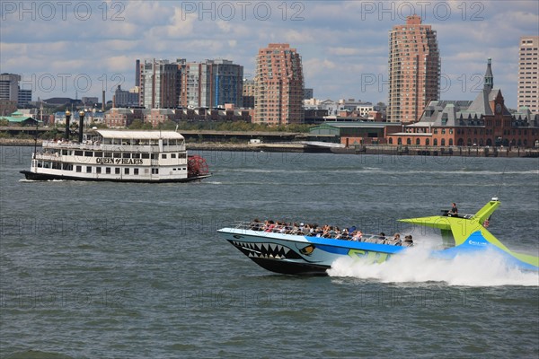 usa, etat de New York, New York City, Manhattan, financial district, pointe de Manhattan, ferry pour Staten Island, buildings, baie, bateaux, statue de la liberte, Bartholdi,