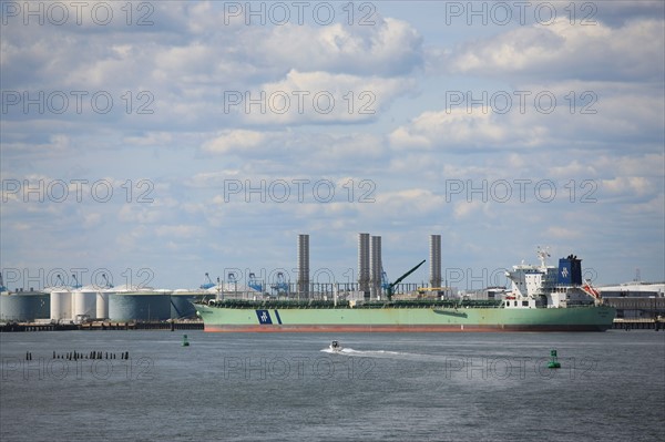 usa, etat de New York, New York City, Manhattan, financial district, pointe de Manhattan, ferry pour Staten Island, buildings, baie, bateaux, statue de la liberte, Bartholdi, cargo, port,