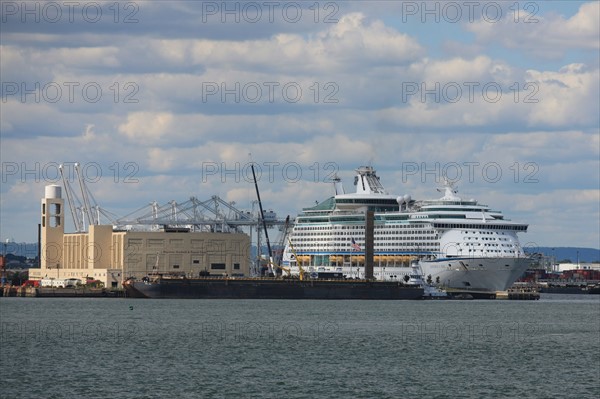 usa, etat de New York, New York City, Manhattan, financial district, pointe de Manhattan, ferry pour Staten Island, buildings, baie, bateaux, statue de la liberte, Bartholdi, paquebot explorer of the seas a quai, port,