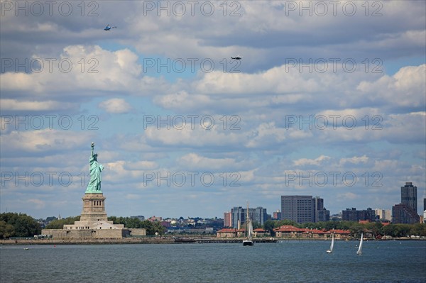 usa, etat de New York, New York City, Manhattan, financial district, pointe de Manhattan, ferry pour Staten Island, buildings, baie, bateaux, statue de la liberte, Bartholdi, helicopteres,