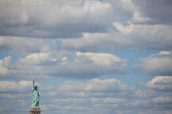 usa, etat de New York, New York City, Manhattan, financial district, pointe de Manhattan, ferry pour Staten Island, buildings, baie, bateaux, statue de la liberte, Bartholdi, ciel,