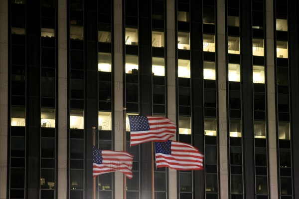 usa, etat de New York, New York City, Manhattan, Midtown, Broadway, vers Times Square, neons, nuit, drapeau americain,