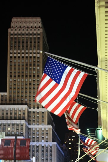 usa, etat de New York, New York City, Manhattan, Midtown, Broadway, vers Times Square, neons, nuit, drapeau,