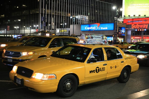 usa, etat de New York, New York City, Manhattan, Midtown, Broadway, vers Times Square, neons, nuit,