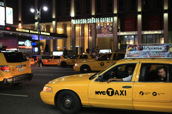 usa, etat de New York, New York City, Manhattan, Midtown, Broadway, vers Times Square, neons, nuit, taxi,