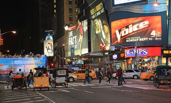 usa, etat de New York, New York City, Manhattan, Midtown, Broadway, vers Times Square, neons, nuit,