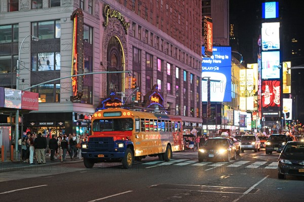 usa, etat de New York, New York City, Manhattan, Midtown, Broadway, vers Times Square, neons, nuit,