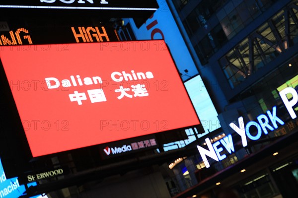 usa, etat de New York, New York City, Manhattan, Midtown, Broadway, vers Times Square, neons, nuit,