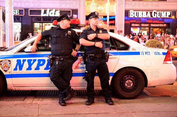 usa, etat de New York, New York City, Manhattan, Midtown, Broadway, vers Times Square, neons, nuit, police, nypd,