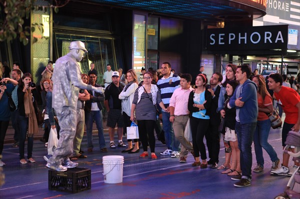 usa, etat de New York, New York City, Manhattan, Midtown, Broadway, vers Times Square, neons, nuit, mime,