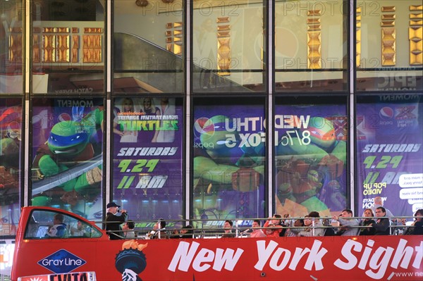 usa, etat de New York, New York City, Manhattan, Midtown, Broadway, vers Times Square, neons, nuit,