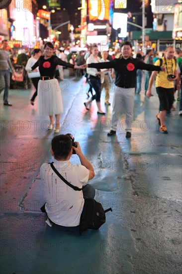 usa, etat de New York, New York City, Manhattan, Midtown, Broadway, vers Times Square, neons, nuit,