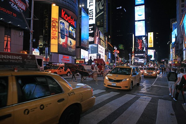 usa, etat de New York, New York City, Manhattan, Midtown, Broadway, vers Times Square, neons, nuit,