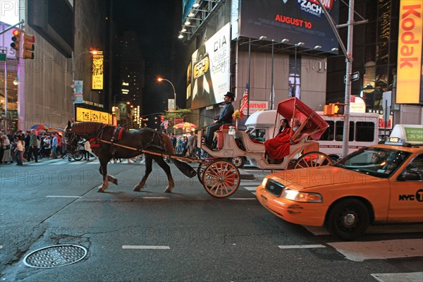 usa, etat de New York, New York City, Manhattan, Midtown, Broadway, vers Times Square, neons, nuit, caleche et taxi,