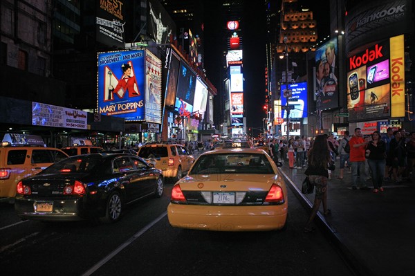 usa, etat de New York, New York City, Manhattan, Midtown, Broadway, vers Times Square, neons, nuit,