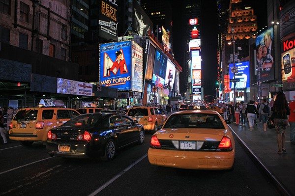 usa, etat de New York, New York City, Manhattan, Midtown, Broadway, vers Times Square, neons, nuit,