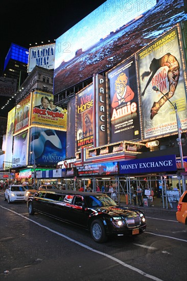 usa, etat de New York, New York City, Manhattan, Midtown, Broadway, vers Times Square, neons, nuit, limousine,