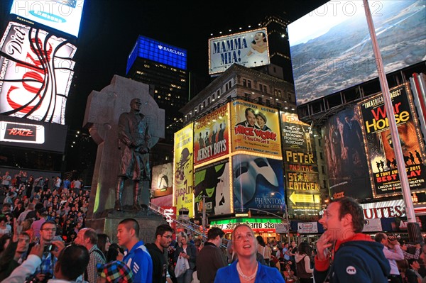 usa, etat de New York, New York City, Manhattan, Midtown, Broadway, vers Times Square, neons, nuit,