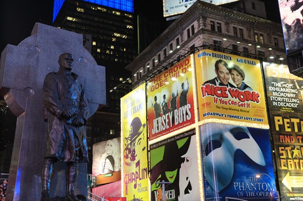 usa, etat de New York, New York City, Manhattan, Midtown, Broadway, vers Times Square, neons, nuit,