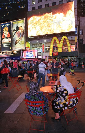 usa, etat de New York, New York City, Manhattan, Midtown, Broadway, vers Times Square, neons, nuit,