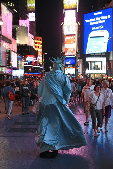 usa, etat de New York, New York City, Manhattan, Midtown, Broadway, vers Times Square, neons, nuit,