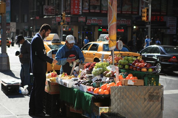 usa, etat de New York, New York City, Manhattan, Broadway, vers Rockfeller Center, buildings, rue, vendeur ambulant,