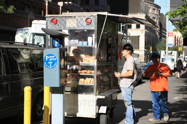 usa, etat de New York, New York City, Manhattan, Broadway, vers Rockfeller Center, buildings, rue, vendeur ambulant,