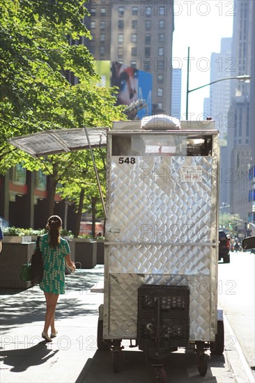 usa, etat de New York, New York City, Manhattan, Broadway, vers Rockfeller Center, buildings, rue, vendeur ambulant,