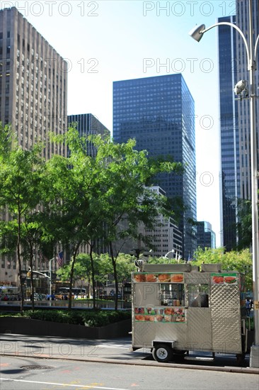 usa, etat de New York, New York City, Manhattan, Broadway, vers Rockfeller Center, buildings, rue, vendeur ambulant,