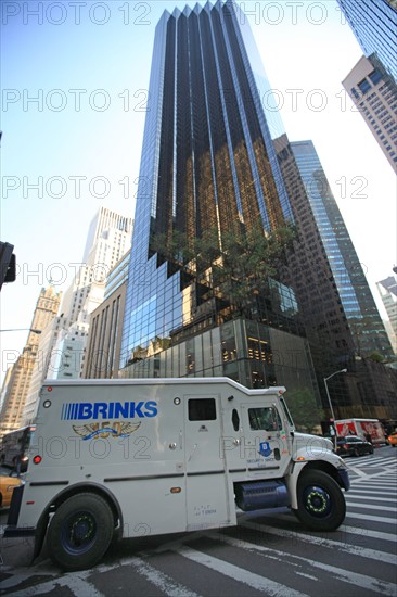 usa, etat de New York, New York City, Manhattan, Broadway, vers Rockfeller Center, buildings, rue, fourgon blinde, brinks,