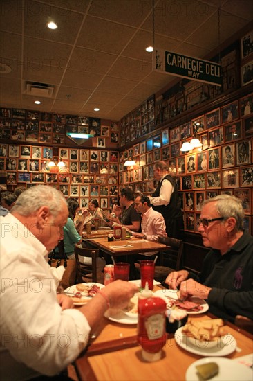 usa, etat de New York, New York City, Manhattan, Broadway, vers Rockfeller Center, buildings, rue, , carnegie delicatessen restaurant, burger, pastrami,