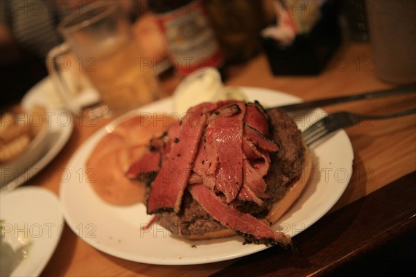 usa, etat de New York, New York City, Manhattan, Broadway, vers Rockfeller Center, buildings, rue, , carnegie delicatessen restaurant, burger, pastrami,