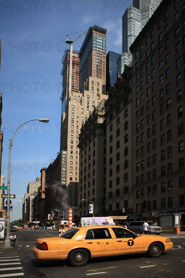 usa, etat de New York, New York City, Manhattan, Broadway, vers Rockfeller Center, buildings, rue, , Times Square, taxi,