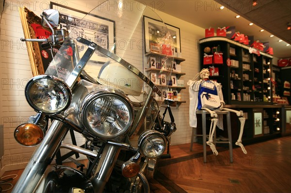 France, ile de france, paris 4e arrondissement, 15 rue des francs bourgeois, boutique kiehl's, cosmetique, l'oreal, harley davidson, 
Date : 2011-2012