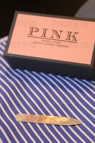 France, ile de france, paris 8e arrondissement, 19 rue francois 1er, boutique thomas pink, baleine de chemise nacree,
Date : 2011-2012