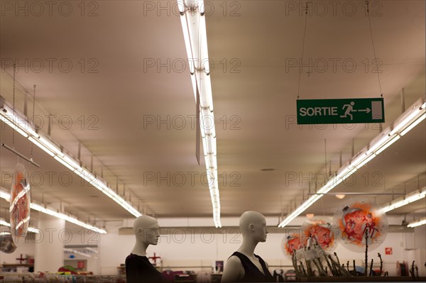 france, ile de france, paris, 14e arrondissement, nuit, matin, rue didot, monoprix, neon, commerce, magasin, 
Date : 2011-2012