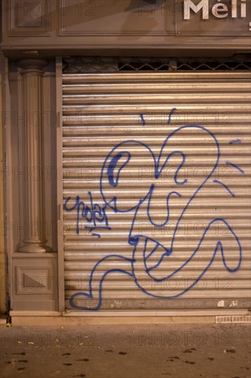 france, ile de france, paris, 14e arrondissement, nuit, matin, rue d'alesia, stores tires, rideaux metallique baisse, graffiti, commerce, 

Date : decembre 2012