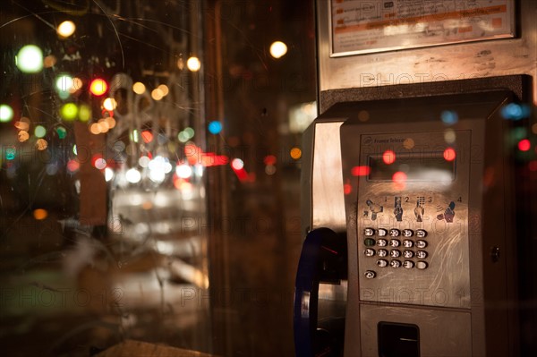 france, ile de france, paris, 14e arrondissement, nuit, matin, avenue du general leclerc, cabine telephonique, lumieres, 

Date : decembre 2012