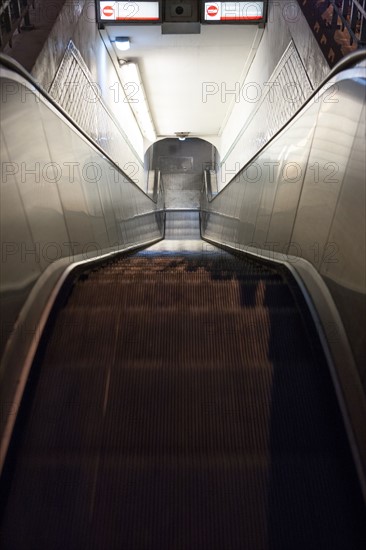 Escalator de la station Mouton-Duvernet à Paris