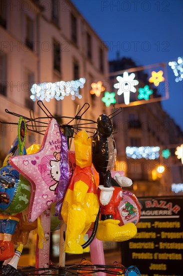 france, ile de france, paris, 14e arrondissement, nuit, matin, rue daguerre, magasin, bazar, ballons, decorations de noel,
Date : decembre 2012