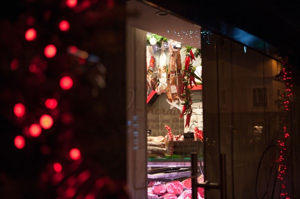 france, ile de france, paris, 14e arrondissement, nuit, matin, rue daguerre, magasin, decorations de noel, boucherie pas encore ouverte, saucisse, 

Date : decembre 2012